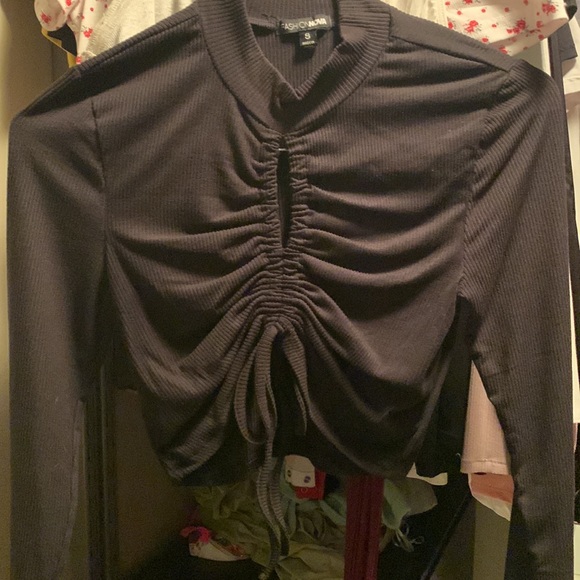 Black long sleeve ruched crop top - Picture 3 of 3